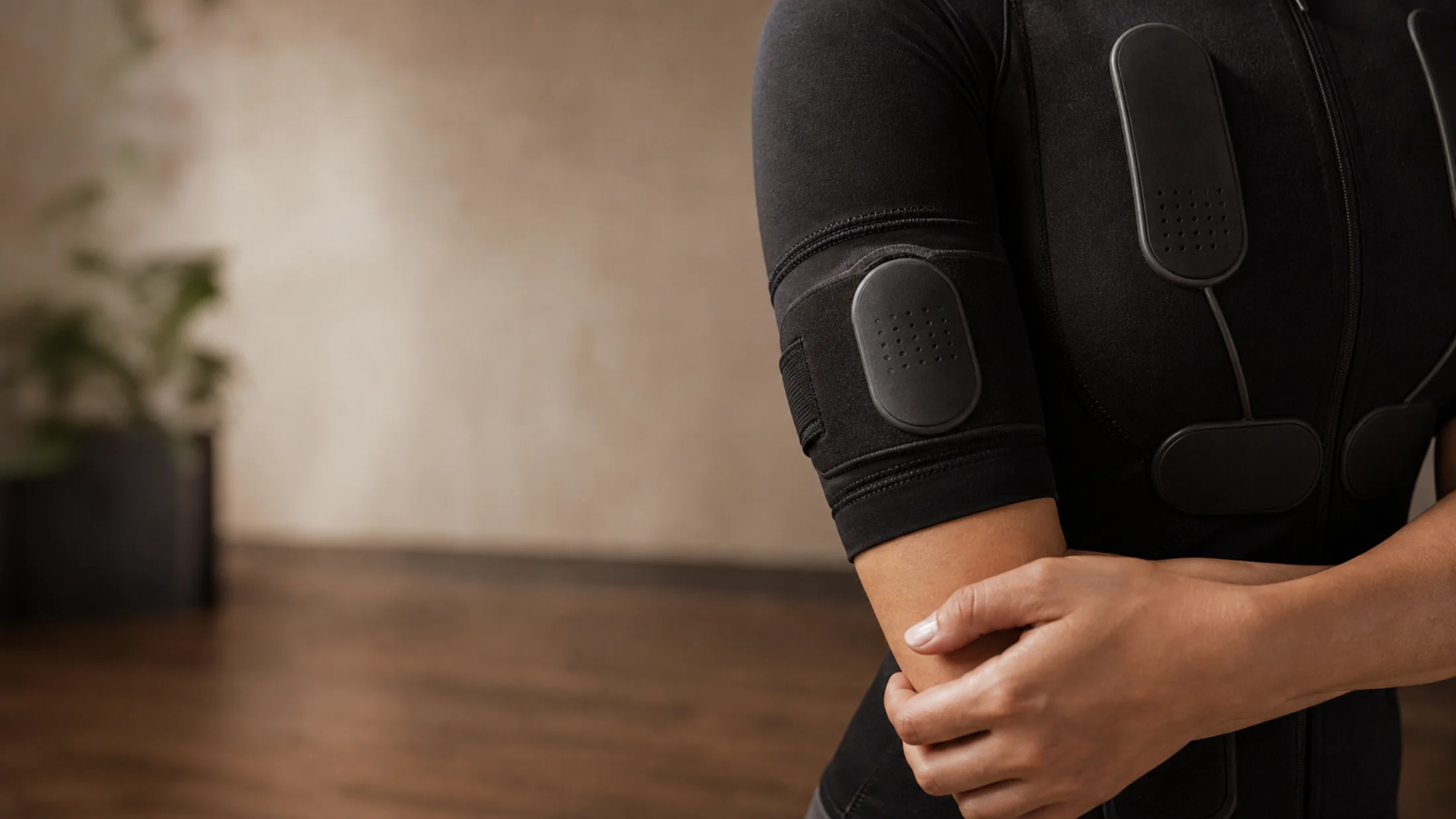 Detail eines schwarzen EMS Trainingsanzugs